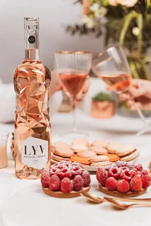 La bouteille design primé sur une table décoré